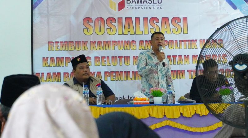 Anggota Bawaslu Provinsi Riau Nanang Wartono saat memberikan sambutan