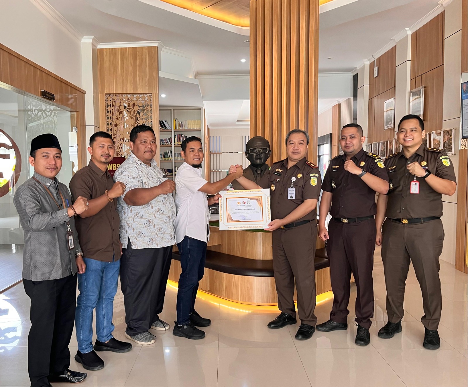 penyerahan piagam kejari