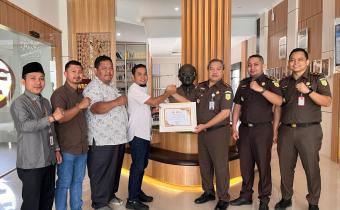 penyerahan piagam kejari